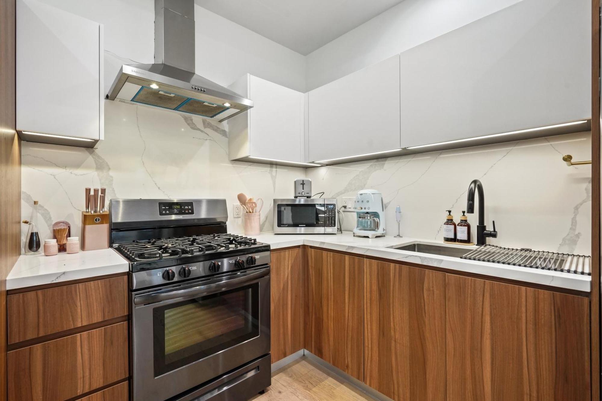 Сasa de vacaciones Scandinavian 2br, 2bath Townhome, Pet & Kid Friendly, Free Parking, 10min To Venice Beach! *