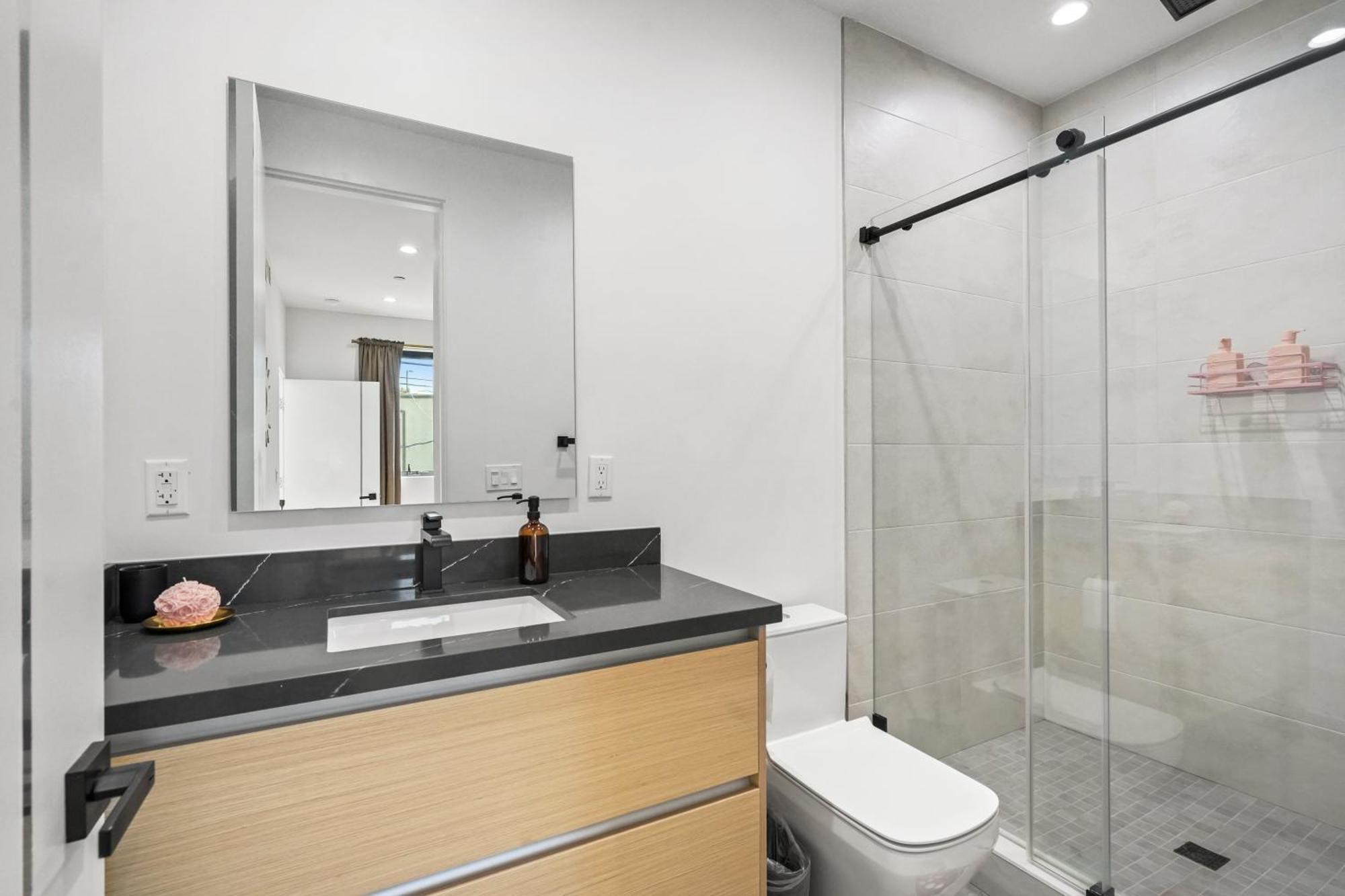 Scandinavian 2br, 2bath Townhome, Pet & Kid Friendly, Free Parking, 10min To Venice Beach! *